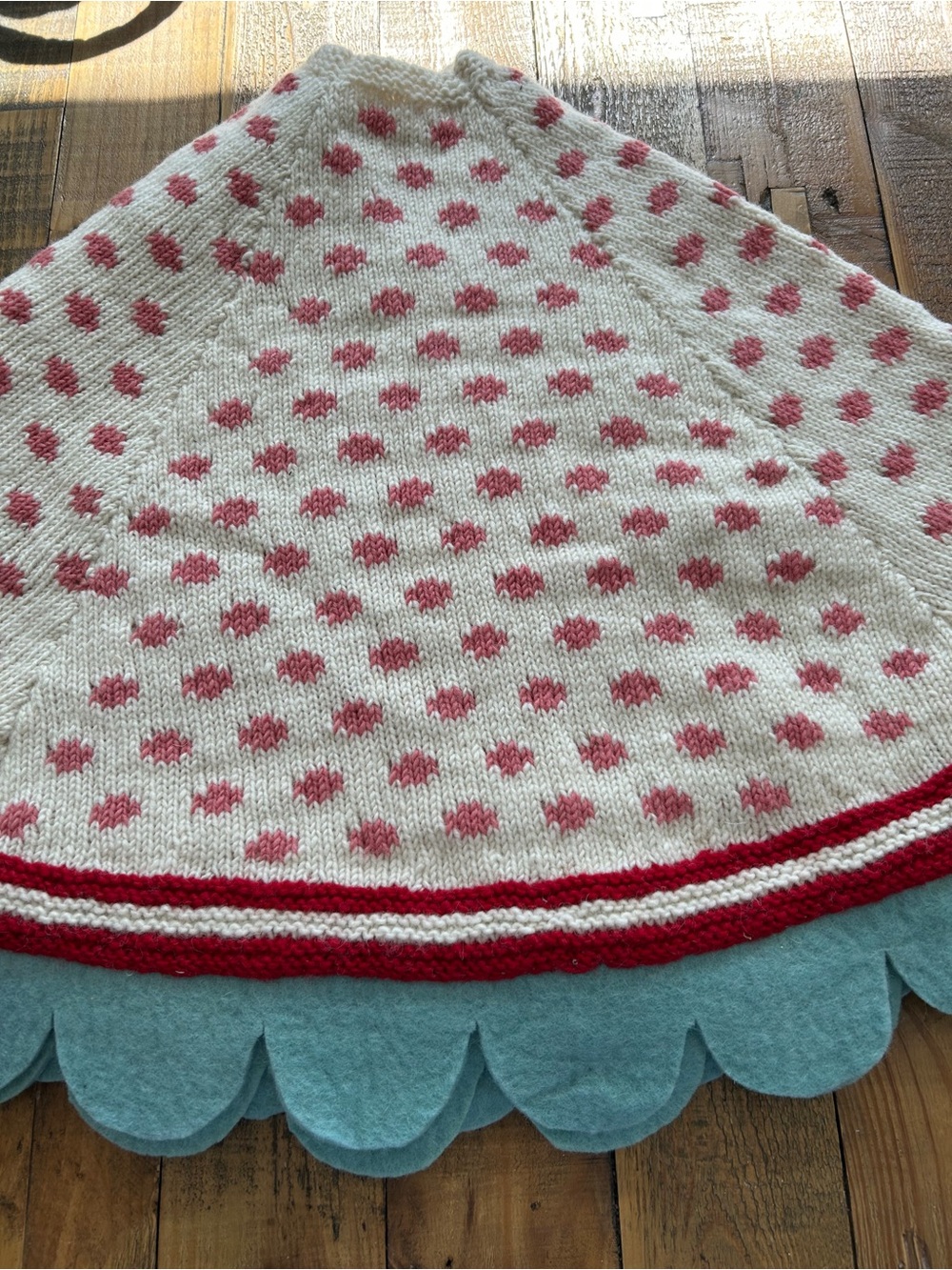French Knot Holiday Tree Skirt. 100% Wool. New - Picture 2 of 9